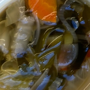 白菜とワカメとちくわの水炊き鍋